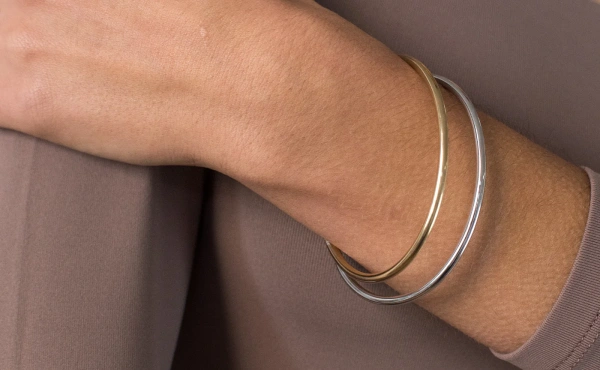 Bracelets and bangles are both an indispensable part of jewelry accessories. They can be worn alone or combined to show personality. Whether it is a simple design or a luxurious style, it can add points to your personal image and is a must-have item to show a sense of fashion.